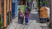 Di sisi lain, operasional sekolah turut ditopang semangat gotong royong masyarakat sekitar. Gaji guru berasal dari swadaya warga melalui dukungan RT dan RW setempat.