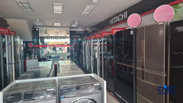 Pedagang barang-barang elektronik di Glodok, Jumat (24/4/2026). (CNBC Indonesia/Chandra Dwi Pranata)