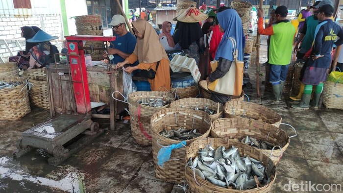 Pedagang ikan di Pasar Ikan Lamongan