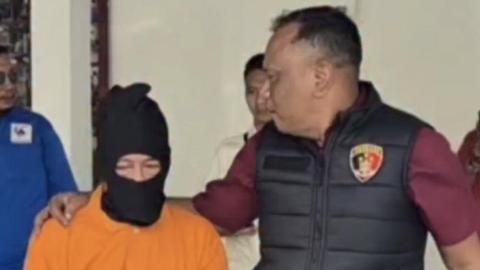 Pelaku saat digiring petugas kepolisian. (dok. Polres Batubara)