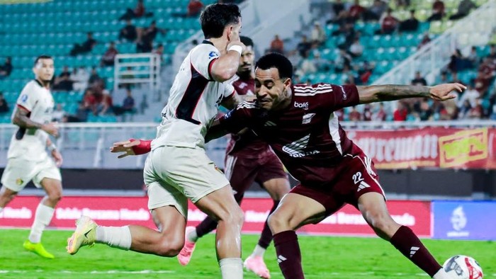 Pemain Persik Kediri dalam laga melawan PSM Makassar di Stadion Gelora BJ Habibie.
