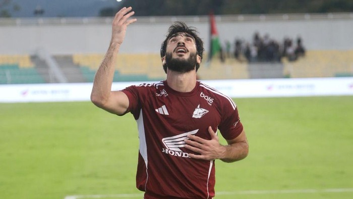 Pemain PSM Makassar Sheriddin Boboev selebrasi merayakan golnya ke gawang Persik Kediri dalam laga Super League di Stadion Gelora BJ Habibie.