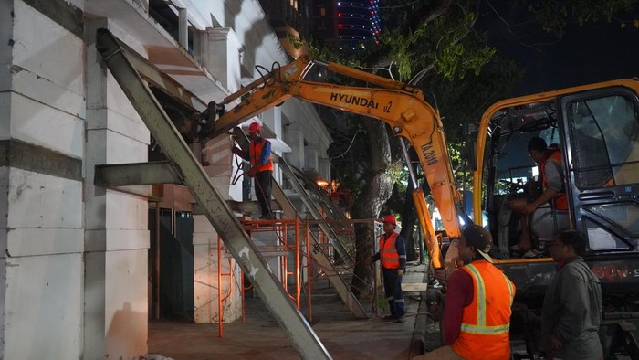 Pembongkaran fasad di eks Toko Nam Surabaya