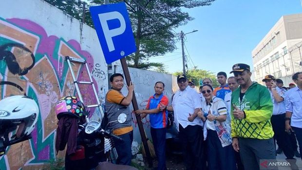 Pemerintah Provinsi DKI merelokasi parkir liar ke lahan milik Sarana Jaya di Lebak Bulus, Jakarta Selatan, Jumat (24/4/2026). ANTARA/Luthfia Miranda Putri.