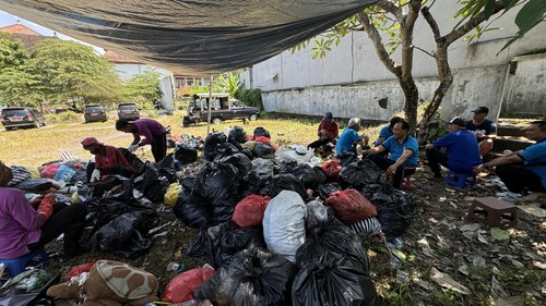 Tim dari Desa Dangin Puri Kelod lakukan pemilahan sampah liar mandiri, Jumat (24/4/2026). (Maria Christabel DK)