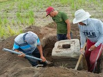Artefak Berharga Ditemukan di Sawah, Diduga Yoni tapi Kondisinya Tak Utuh Lagi