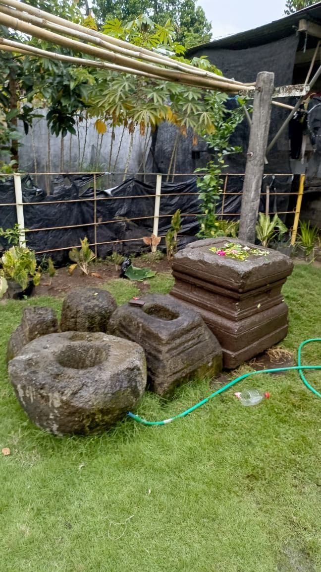 Penemuan artefak yoni di sawah Kediri Penemuan artefak yoni di sawah Kediri