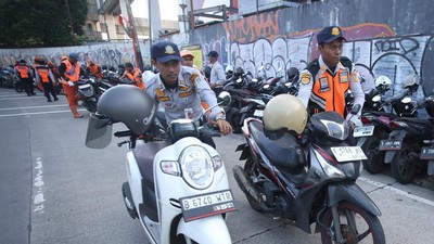 Penertiban Parkir Liar di Kawasan MRT Lebak Bulus