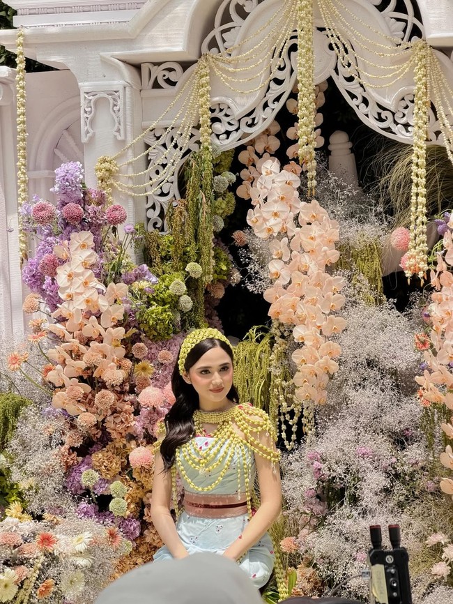 Acara dilanjutkan dengan prosesi siraman. Bintang film ‘Catatan Si Boy’ ini mengenakan kebaya biru muda karya Didiet Maulana. Foto: Instagram/@marlenehariman @kesharatuliu05