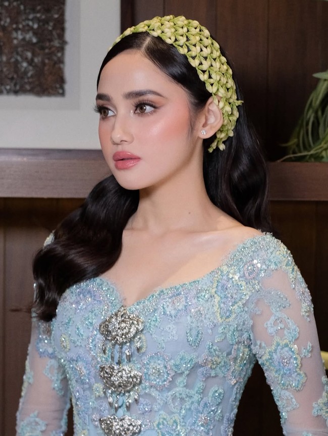 Syifa cantik paripurna berkat riasan yang dikreasikan makeup artist Marlene Hariman. Foto: Instagram/@marlenehariman @kesharatuliu05