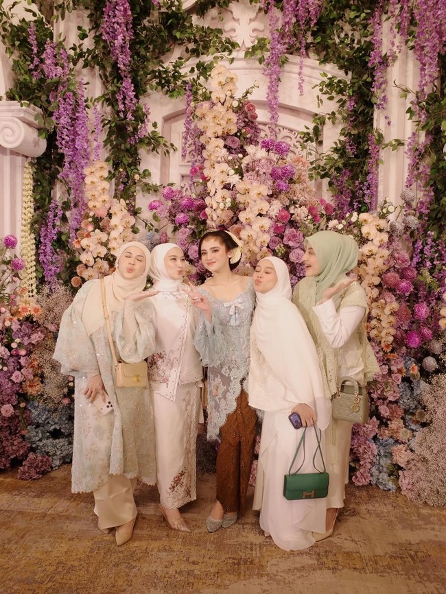 Setelah siraman, Syifa mengenakan tatanan rambut sanggul jawa klasik, lengkap dengan paes tipis dan ronce melati. Foto: Instagram/@marlenehariman @kesharatuliu05