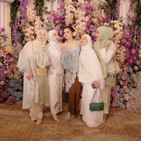 Setelah siraman, Syifa mengenakan tatanan rambut sanggul jawa klasik, lengkap dengan paes tipis dan ronce melati. Foto: Instagram/@marlenehariman @kesharatuliu05