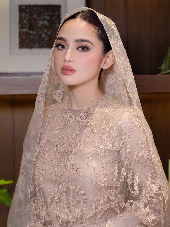 Untuk pengajian, syifa tampil anggun mengenakan gaun berhias bordir dan kerudung bernuansa beige rancangan Sapto Djojokartiko. Foto: Instagram/@marlenehariman @kesharatuliu05