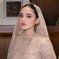 Untuk pengajian, syifa tampil anggun mengenakan gaun berhias bordir dan kerudung bernuansa beige rancangan Sapto Djojokartiko. Foto: Instagram/@marlenehariman @kesharatuliu05