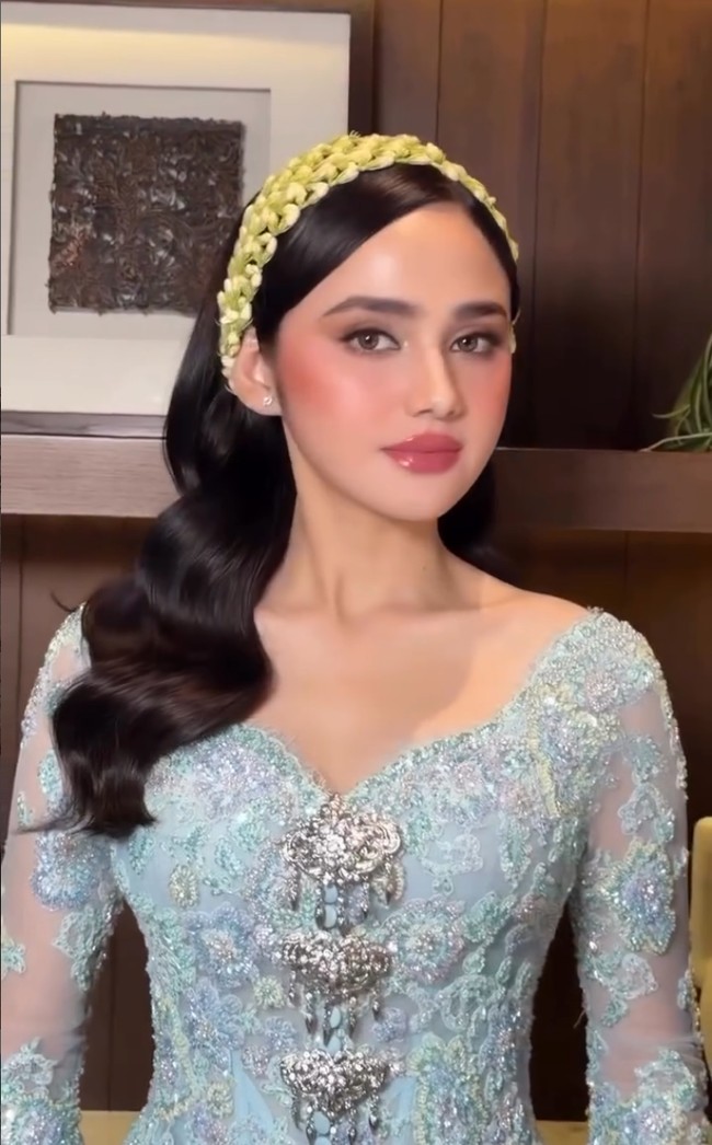 Kecantikannya terpancar dengan makeup bergaya soft glam nuansa peach-pink. Foto: Instagram/@marlenehariman @kesharatuliu05