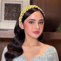 Kecantikannya terpancar dengan makeup bergaya soft glam nuansa peach-pink. Foto: Instagram/@marlenehariman @kesharatuliu05