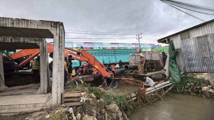 Perbaikan jalan yang amblas di Km 13 mulai dikerjakan.