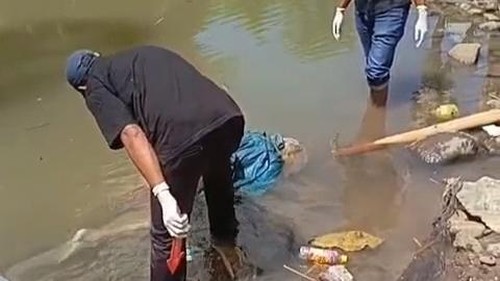 Petugas Inafis Polres Dompu mengevakuasi jasad perempuan yang ditemukan mengapung di sungai Kelurahan Kandai 1, Kecamatan Dompu, NTB, Jumat (24/4/2026). (Istimewa)