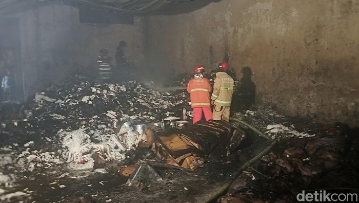 Petugas melakukan pembasahan