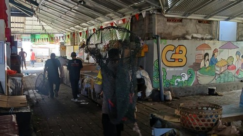 Petugas mencari anjing diduga rabies yang menggigit warga di Kelurahan Banyuning, Buleleng, Jumat (24/4/2026). (Dok. Kelurahan Banyuning)