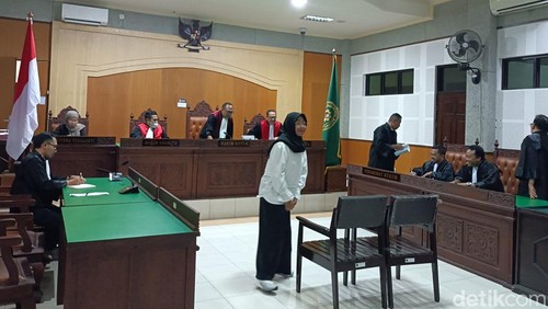 Terdakwa Baiq Mahyuniati Fitria hendak keluar dari ruang sidang Pengadilan Tipikor Mataram, saat sidang pembacaan putusan ditunda, Jumat (24/4/2026).