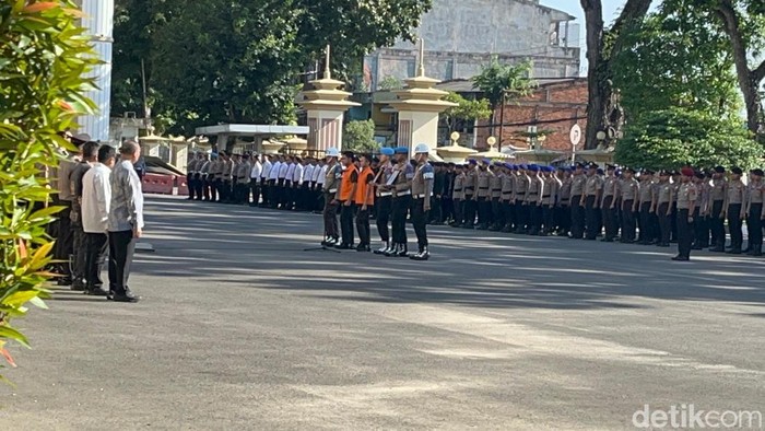 Polda Jambi menggelar upacara pemberhentian tidak dengan hormat (PTDH), dua oknum yang terlibat pemerkosaan remaja berinisial C (18).
