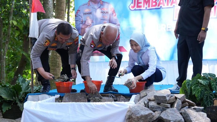 Polisi groundbreaking jembatan gantung akses pelajar ke sekolah di Pandaricang, Serang (dok.istimewa)