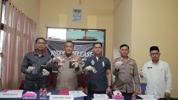 Polisi mengungkap peredaran narkoba dan menangkap 4 tersangka di Panipahan, Rohil.