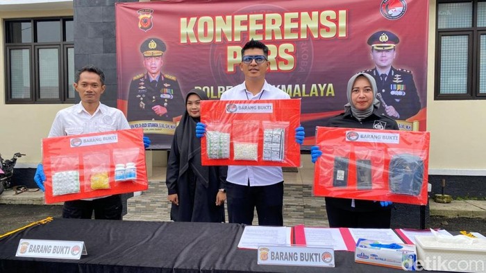 Polisi menunjukkan barang bukti peredaran obat keras di Tasikmalaya