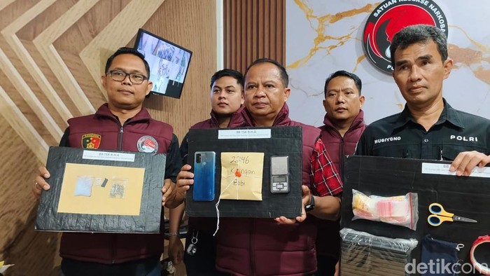 Polisi menunjukkan barang bukti peredaran sabu di Kuningan