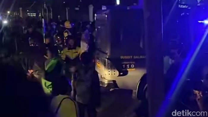 Polisi turun tangan mengamankan aksi unjuk rasa yang berakhir ricuh di Jalan Urip Sumoharjo Makassar.