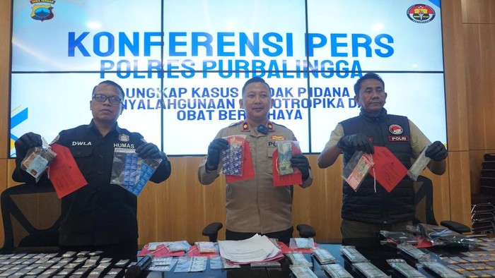 Polres Purbalingga ungkap kasus peredaran pil koplo di wilayah Kelurahan Wirasana, Jumat (24/4/2026).