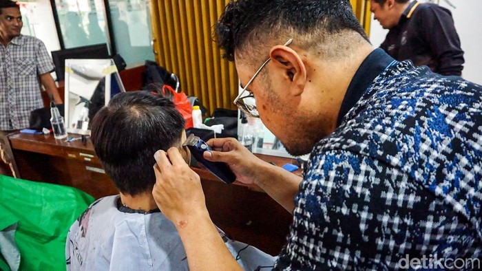 Sejumlah warga memanfaatkan layanan potong rambut gratis di kawasan Balai Kota Depok, Jumat (24/4/2026). Layanan ini disambut antusias oleh masyarakat yang datang sejak pagi hari.