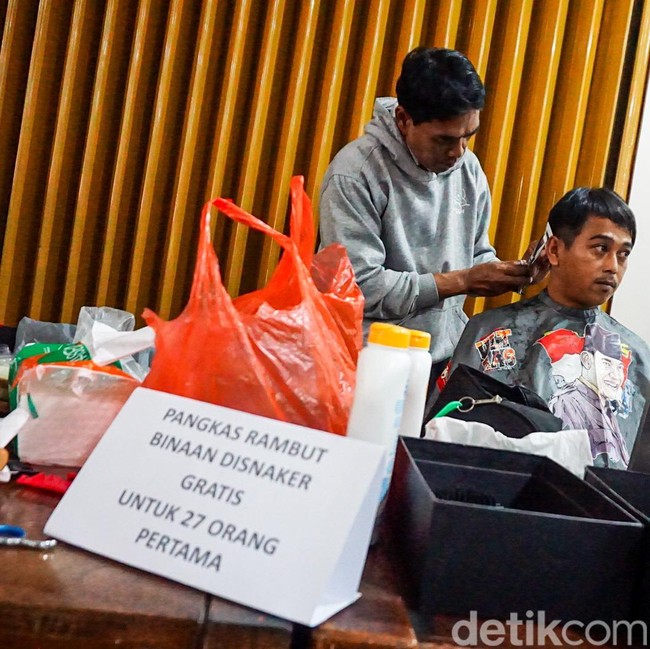 Potong Rambut Gratis di Balai Kota, Warga Depok Antusias