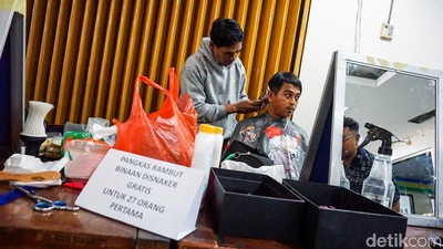 Potong Rambut Gratis di Balai Kota, Warga Depok Antusias