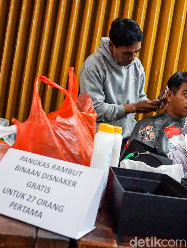 Potong Rambut Gratis di Balai Kota, Warga Depok Antusias