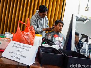 Potong Rambut Gratis di Balai Kota, Warga Depok Antusias