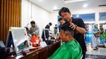 Potong Rambut Gratis di Balai Kota, Warga Depok Antusias