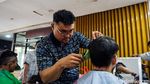 Potong Rambut Gratis di Balai Kota, Warga Depok Antusias
