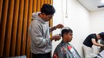Potong Rambut Gratis di Balai Kota, Warga Depok Antusias