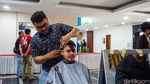 Potong Rambut Gratis di Balai Kota, Warga Depok Antusias