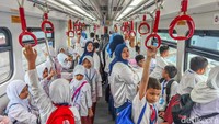 Para siswa terlihat berbaris rapi saat memasuki gerbong LRT. Sebagian dari mereka tampak didampingi oleh guru, yang sekaligus memberikan edukasi mengenai pentingnya menggunakan transportasi publik sebagai bagian dari gaya hidup yang lebih ramah lingkungan.