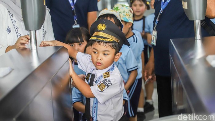Sejumlah anak sekolah tampak antusias saat menaiki transportasi umum di Stasiun Velodrome dan Stasiun Pengangsaan Dua, Jakarta, Jumat (24/4/2026).