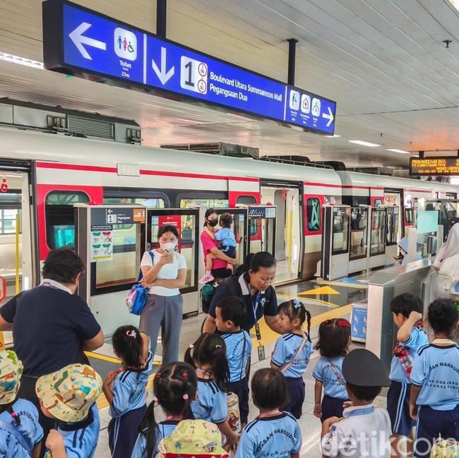Potret Antusias Pelajar Naik LRT Tarif Rp1