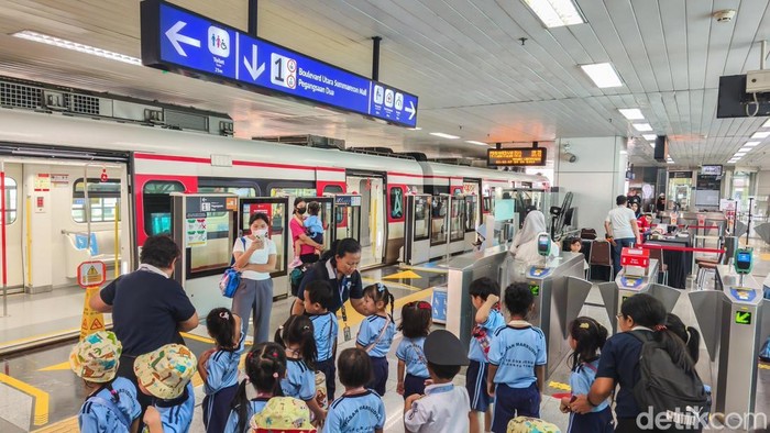 Sejumlah anak sekolah tampak antusias saat menaiki transportasi umum di Stasiun Velodrome dan Stasiun Pengangsaan Dua, Jakarta, Jumat (24/4/2026).