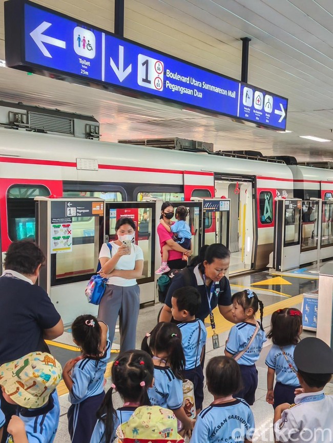 Potret Antusias Pelajar Naik LRT Tarif Rp1