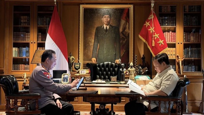 Presiden Prabowo Subianto memanggil Kapolri Jenderal Listyo Sigit Prabowo ke Hambalang, Bogor. Pertemuan empat mata itu berlangsung selama satu jam. (IG @sekretariat.kabinet)