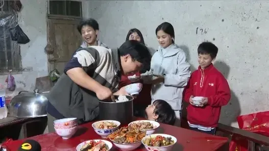 Pria 21 Tahun Ini Pilih Jaulan Daging Babi demi Hidupi 6 Adik