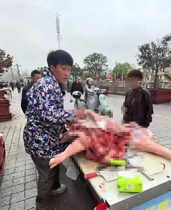 Pria 21 Tahun Ini Pilih Jaulan Daging Babi demi Hidupi 6 Adik