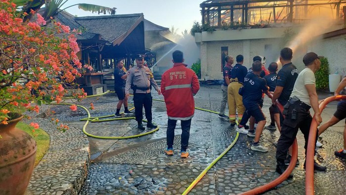 Proses pemadaman kebakaran yang melanda bangunan restoran di Club Med Bali